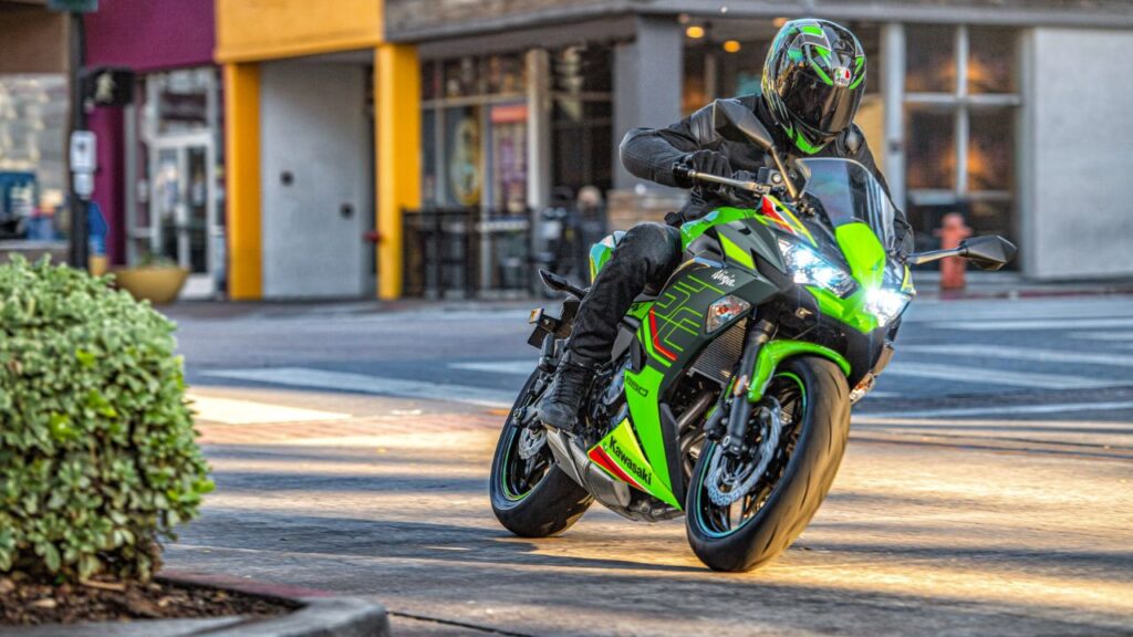 2024 Kawasaki निंजा 500 भारत में 5.24 लाख रुपये की कीमत पर लॉन्च होगी।