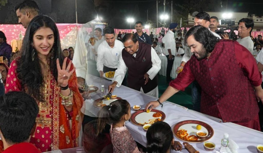 अनंत अंबानी और राधिका मर्चेंट की शादी से पहले: मेहमानों को खाना परोसते समय मुकेश अंबानी ने सम्मान के संकेत के रूप में विनम्रता से हाथ जोड़े; इंटरनेट यूजर्स ने टाइकून की तारीफ की