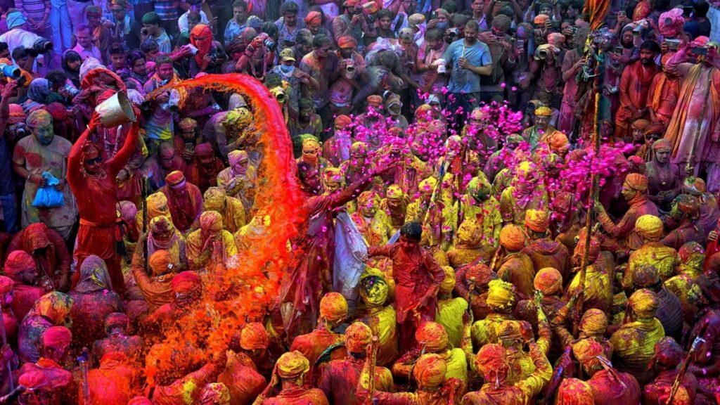 Braj Holi celebration in 2024, वृन्दावन और मथुरा में जीवंत होली उत्सव।