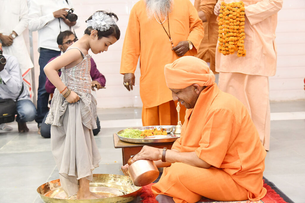 योगी आदित्यनाथ ने रामनवमी पर गोरखनाथ मंदिर में कन्या पूजन किया