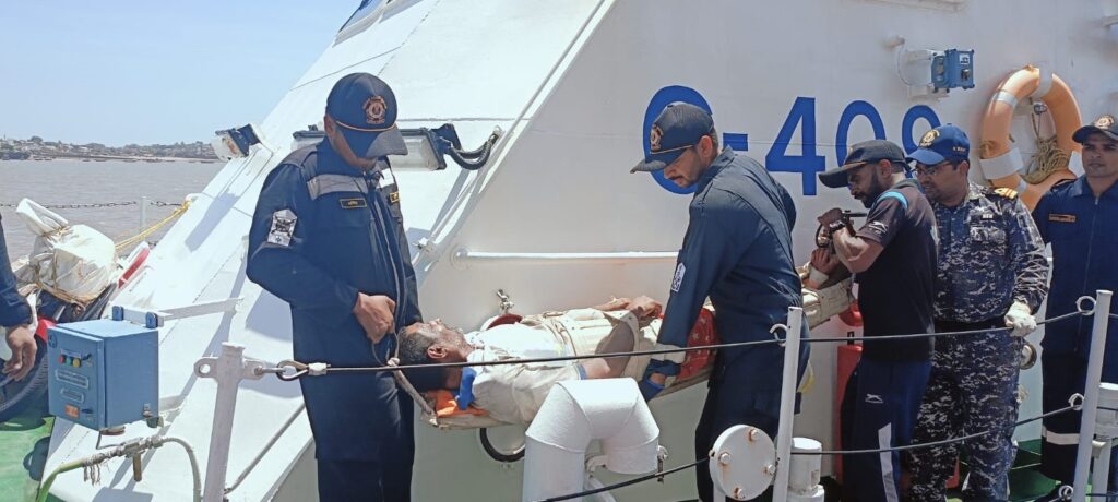 Indian Coast Guard ने खंभात की खाड़ी में मतिउरुक नाव से गंभीर रूप से घायल चालक दल के सदस्य को सुरक्षित बचाया।