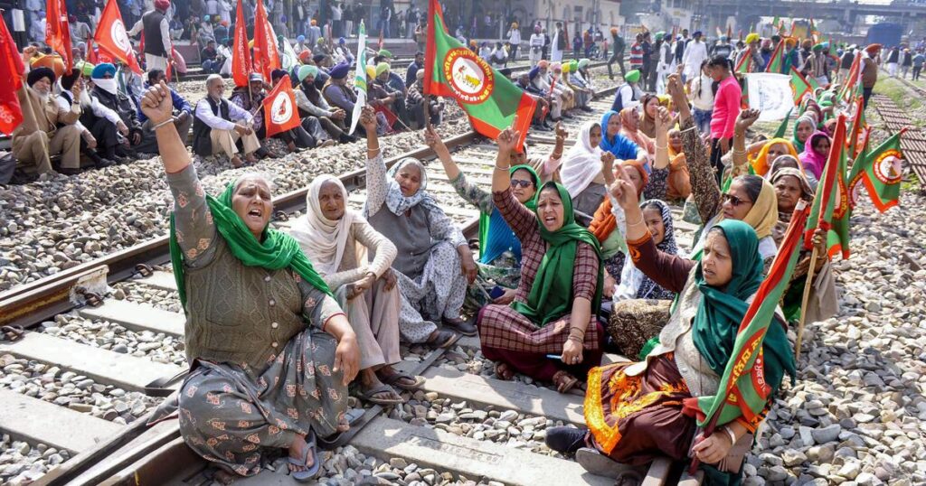 FARMER PROTEST PUNJAB: साथी प्रदर्शनकारियों की रिहाई की मांग को लेकर शंभू में रेलवे ट्रैक पर बैठे किसान