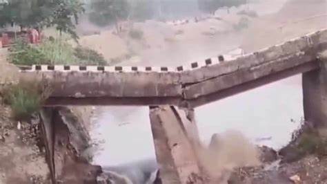 Bihar bridge collapsed: इधर CM कर रहे थे बैठक, उधर गिर गए 4 पुल, अधिकारियों को दिया निर्देश