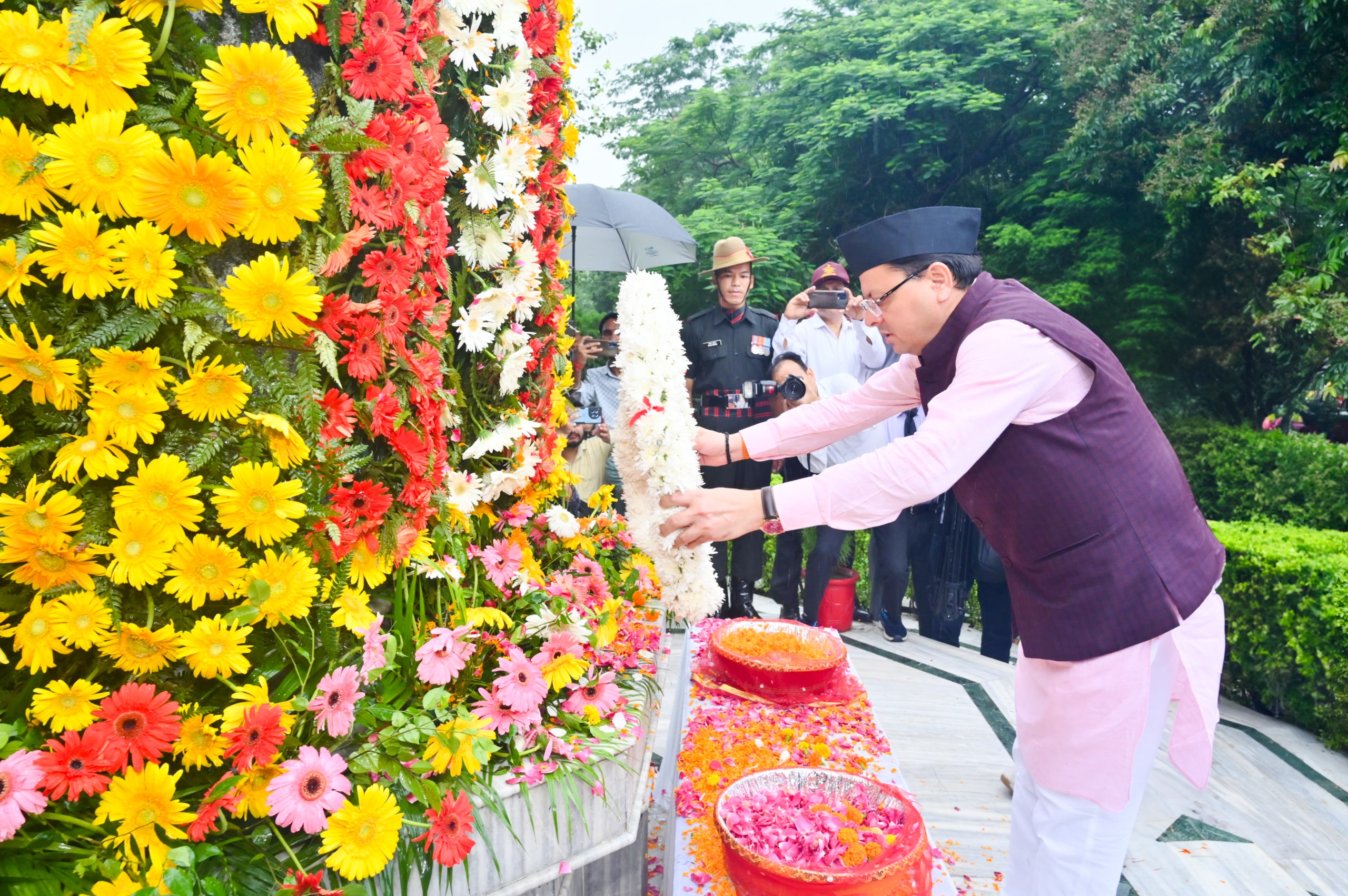 CM Pushkar Singh Dhami ने कारगिल विजय दिवस (शौर्य दिवस) पर गांधी पार्क में आयोजित कार्यक्रम में शहीद स्मारक पर कारगिल शहीदों को श्रद्धांजलि अर्पित की।