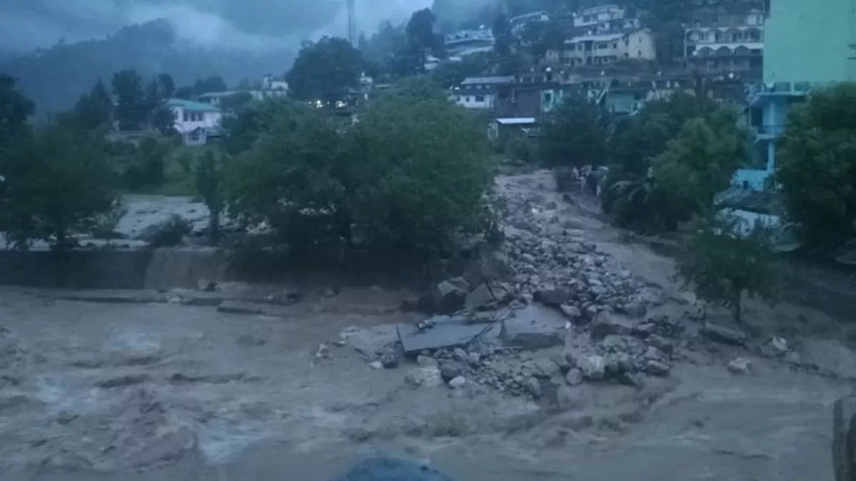 Uttarakhand Weather: नैनीताल में बादलों की गर्जन के साथ भारी बारिश का अलर्ट, सभी स्कूल रहेंगे बंद