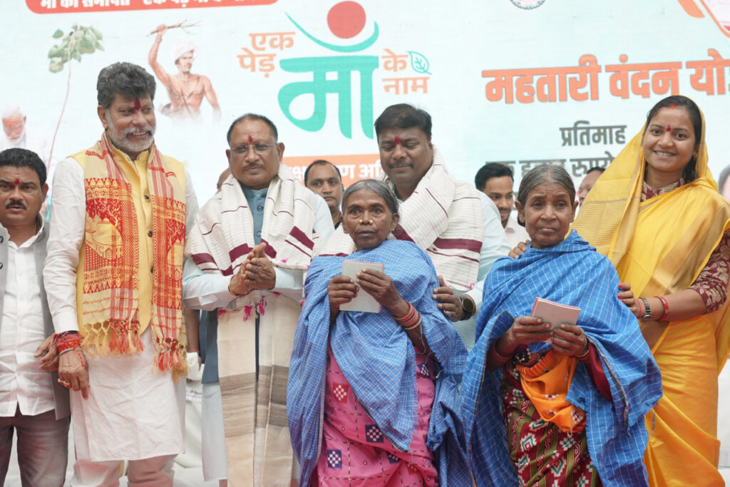 CM Vishnu Deo Sai के हाथों वनाधिकार पत्र का फौती-नामांतरण किसान पुस्तिका पाकर हर्षित हुईं सुनामनी और बुधरी CM Vishnu Deo Sai News