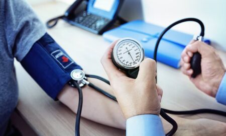 यदि आप High blood pressure को नियंत्रित रखना चाहते हैं तो आज इन चार खाद्य पदार्थों को अपनी डाइट में शामिल करें. आपको तुरंत मिलेगी राहत।