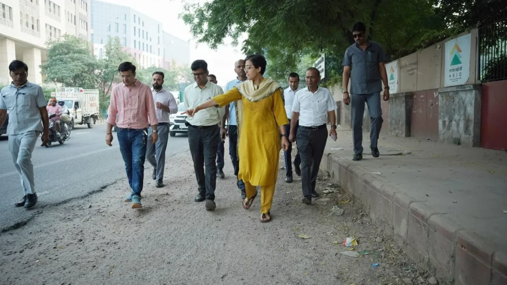 दिल्ली की CM Atishi और आप विधायकों ने राष्ट्रीय राजधानी में सड़कों की स्थिति का निरीक्षण किया