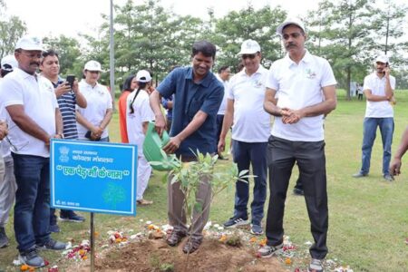 कोयला मंत्रालय Shri V.L. Kanta Rao ने स्वच्छता ही सेवा अभियान के तहत मिलेनियम पार्क में "एक पेड़ माँ के नाम" के तहत वृक्षारोपण अभियान चलाया