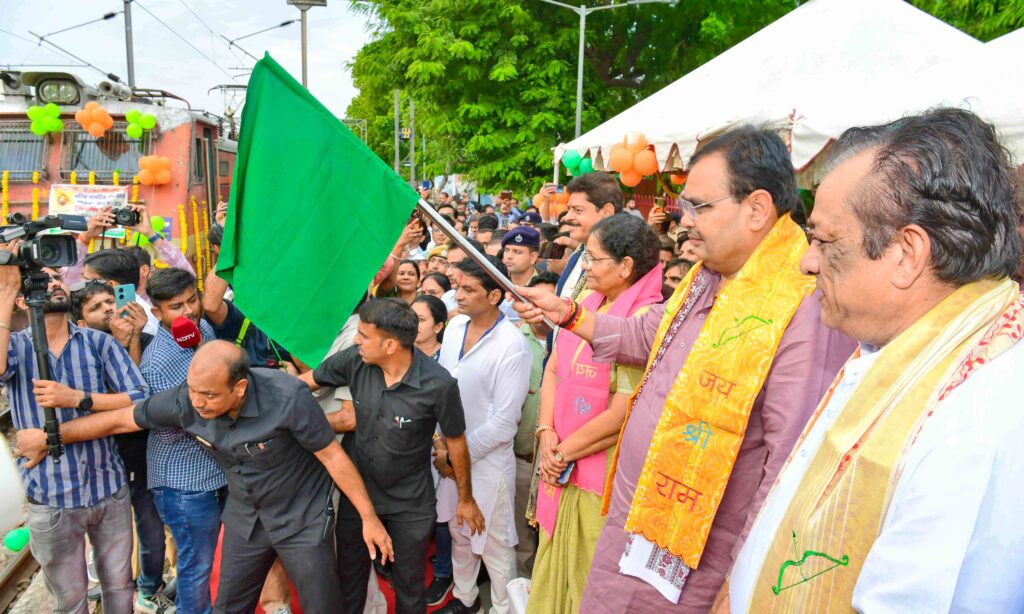 मुख्यमंत्री ने जयपुर से मदुरई-रामेश्वरम् तीर्थ यात्रा स्पेशल ट्रेन को दिखाई हरी झण्डी - मुख्यमंत्री श्री भजनलाल शर्मा