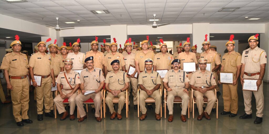 श्री दिनेश एमएन: पुलिस अलंकरण समारोह— सीआईडी अपराध शाखा के 103 पुलिसकर्मी सम्मानित श्री दिनेश एमएन: पुलिस अलंकरण समारोह— सीआईडी अपराध शाखा के 103 पुलिसकर्मी सम्मानित
