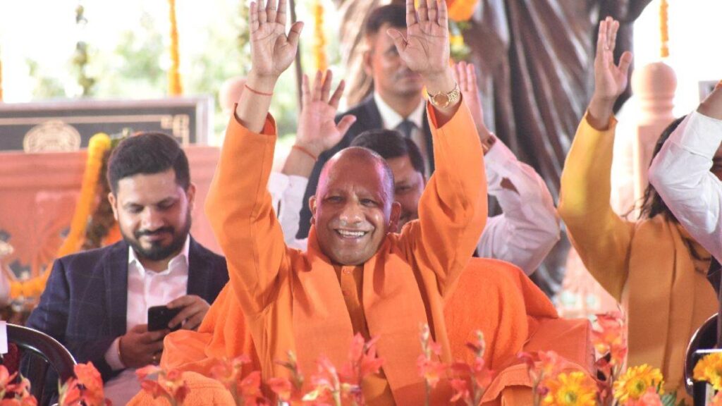 CM Yogi Adityanath ने जनपद प्रयागराज में रोजगार मेला का शुभारम्भ किया