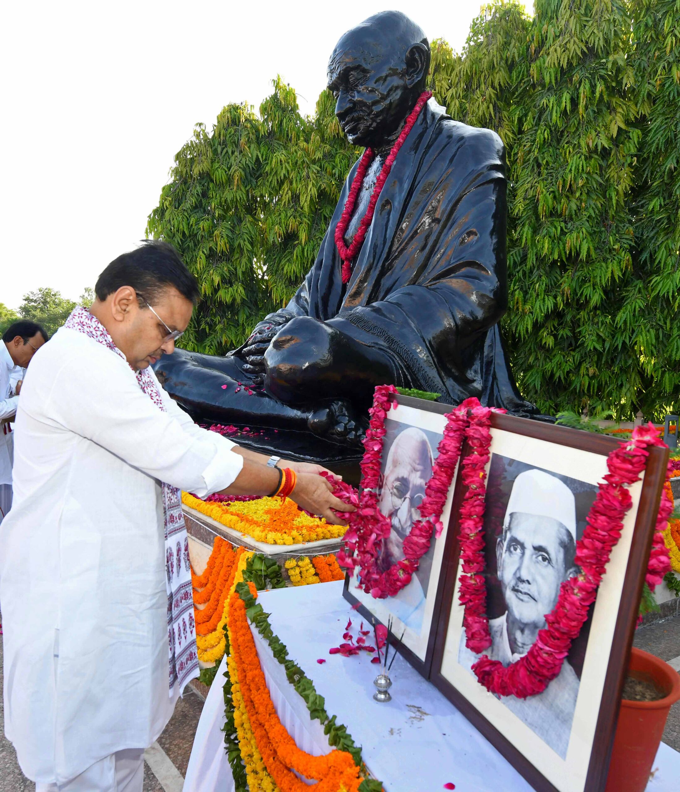 CM Bhajanlal Sharma ने राष्ट्रपिता महात्मा गांधी तथा पूर्व प्रधानमंत्री लाल बहादुर शास्त्री की जयंती पर पुष्पांजलि की अर्पित, गांधी जी तथा शास्त्री जी के सिद्धांतों ने देश को एक नई दिशा दी