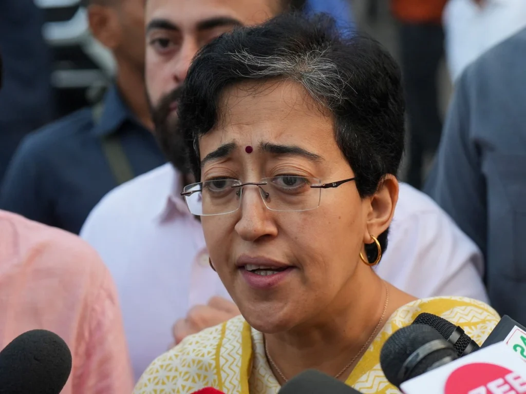 दिल्ली की CM Atishi ने पुराने वाहनों के स्क्रैपिंग को बढ़ावा देने के लिए प्रोत्साहन योजना को मंजूरी दी