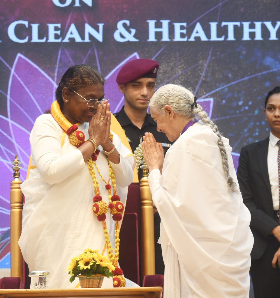 President Murmu ने 'स्वच्छ और स्वस्थ समाज के लिए आध्यात्मिकता' विषय पर वैश्विक शिखर सम्मेलन में भाग लिया