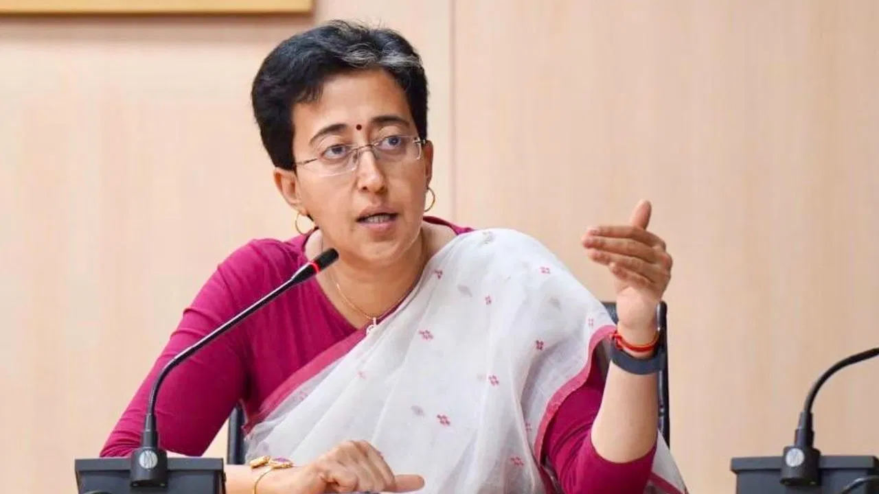 दिल्ली के CM Atishi और भाजपा विधायक संयुक्त रूप से एलजी कार्यालय गए और बस मार्शलों पर कैबिनेट नोट सौंपा