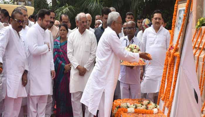 CM Nitish Kumar ने उनकी आदमकद प्रतिमा पर माल्यार्पण कर उन्हें श्रद्धांजलि दी