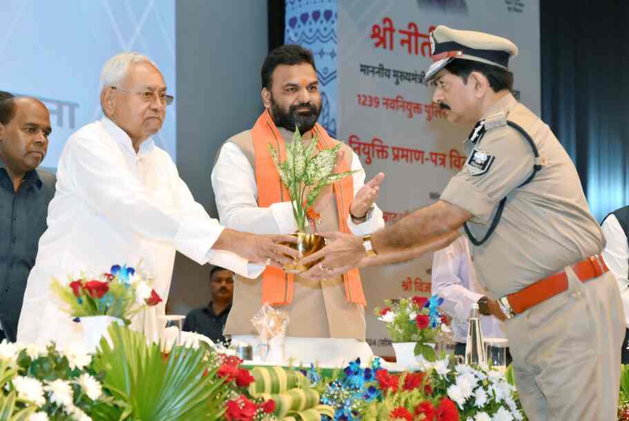 CM Nitish Kumar ने 1239 नवनियुक्त पुलिस अवर निरीक्षकों को प्रदान किया नियुक्ति प्रमाण पत्र