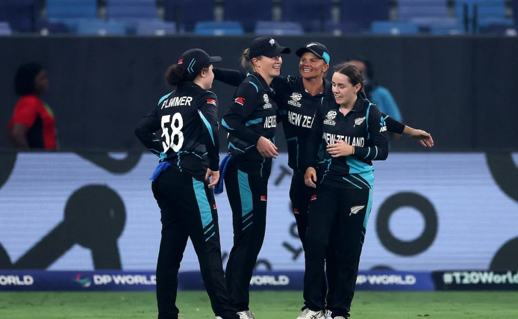 womens T20 world cup: न्यूज़ीलैंड का अजब जश्न: जब पूरी टीम ने विश्व चैंपियन बनने के बाद ट्रॉफी को गिटार बजाकर टीम ने सुनाया गाना