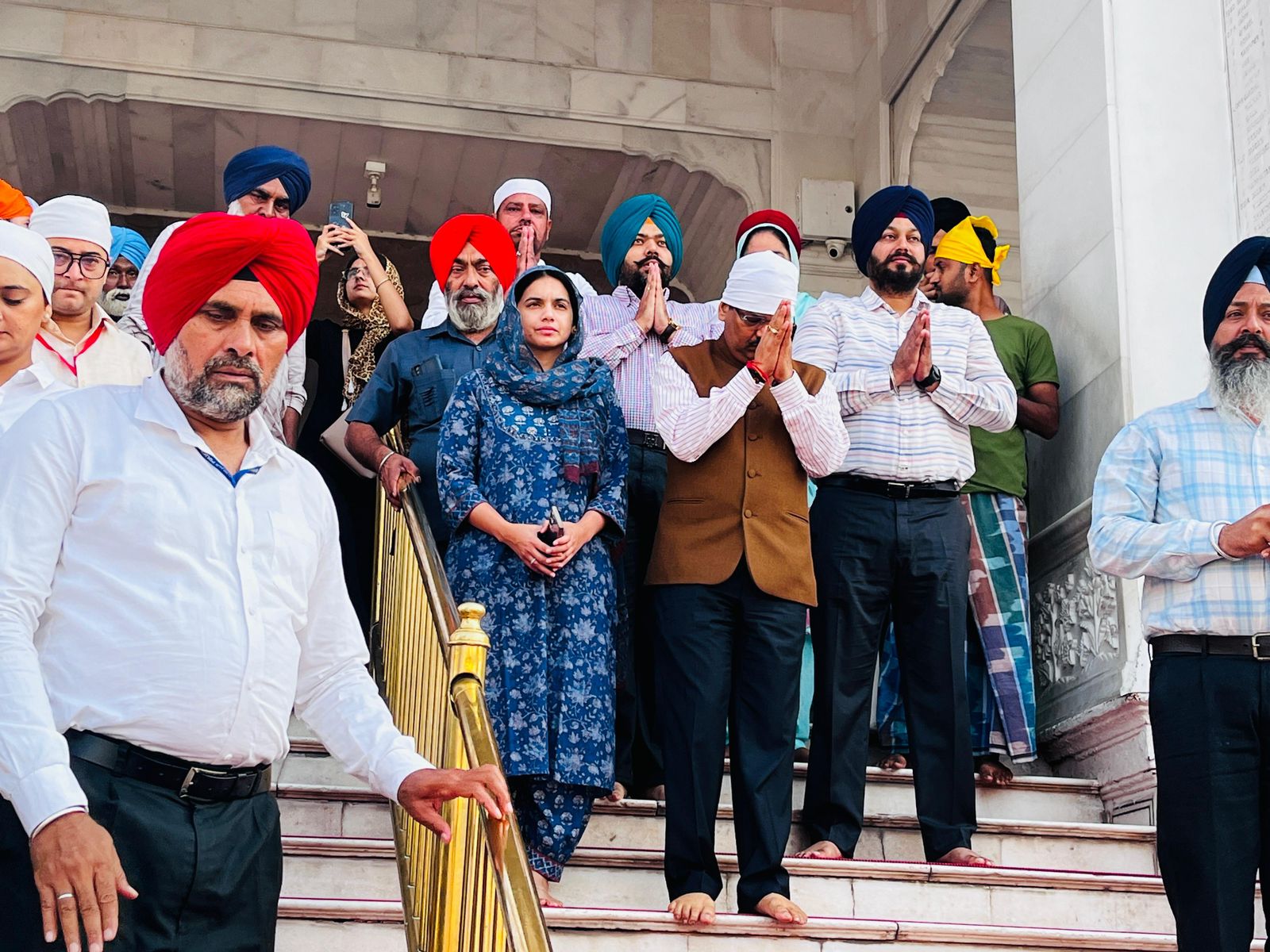 मुख्य सचिव KAP Sinha ने श्री दरबार साहिब और श्री दुर्गियाना मंदिर में मत्था टेका