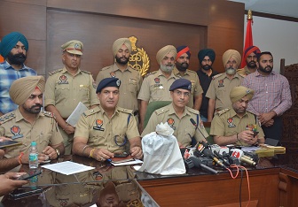 Punjab Police ने नार्कोटिक्स को स्मगल करने के लिए जैकेट का उपयोग करते हुए अंतर्राष्ट्रीय ड्रग सिंडिकेट को नष्ट किया; 1.5 KG हीरोइन के साथ दो ऑपरेशन किए गए