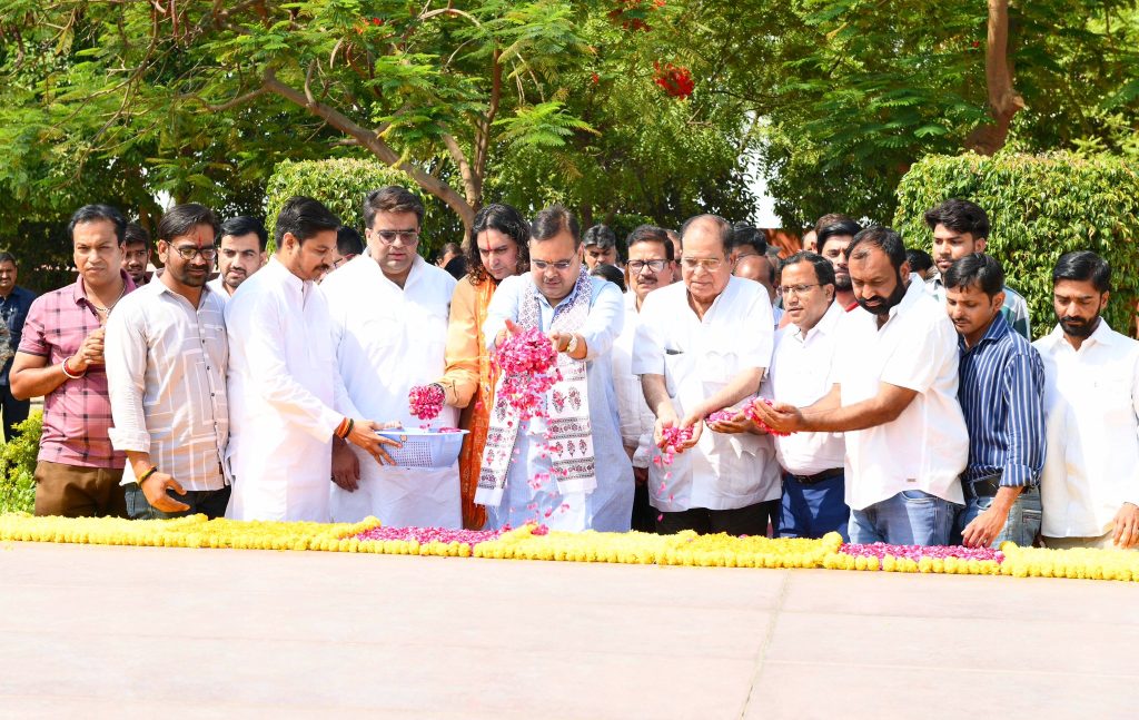 CM Bhajanlal Sharma ने स्व. भैरों सिंह शेखावत को पुष्पांजलि अर्पित की CM Bhajanlal Sharma ने स्व. भैरों सिंह शेखावत को पुष्पांजलि अर्पित की
