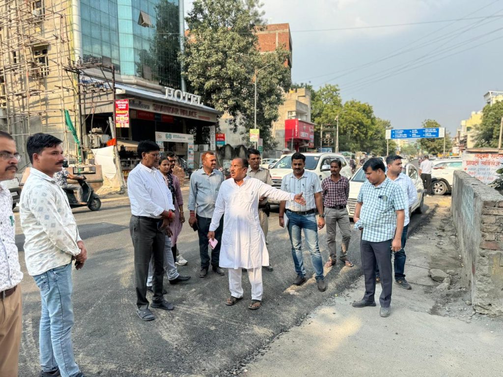 विधानसभा अध्यक्ष Vasudev Devnani ने किया कचहरी रोड पर नाला व सड़क निर्माण निरीक्षण