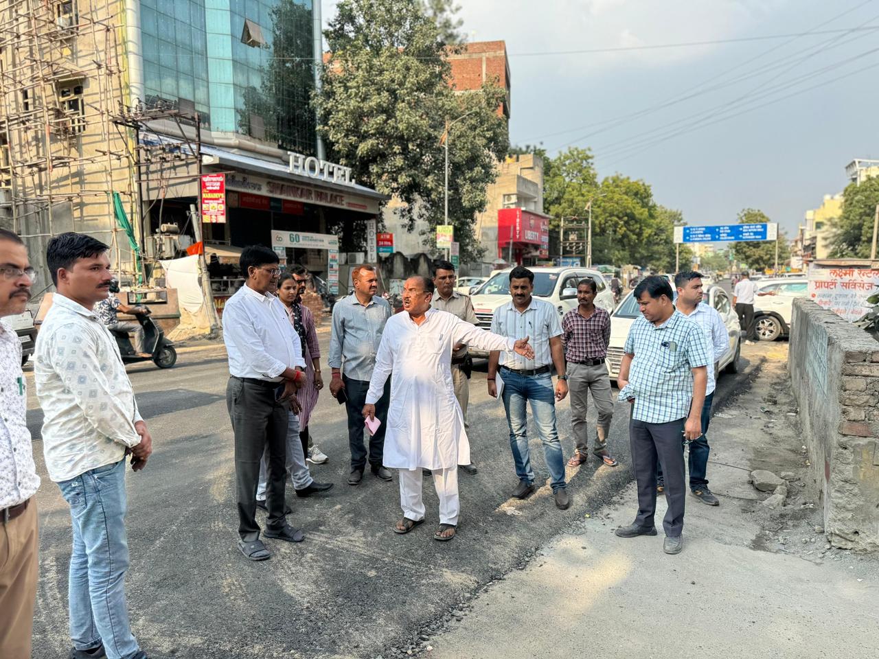 विधानसभा अध्यक्ष Vasudev Devnani ने किया कचहरी रोड पर नाला व सड़क निर्माण निरीक्षण