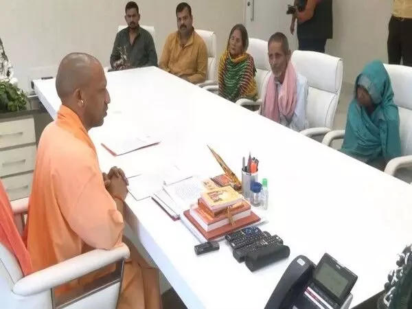 यूपी के CM Yogi ने बहराइच में मारे गए व्यक्ति के परिवार से मुलाकात की: ‘किसी भी कीमत पर दोषियों को नहीं बख्शेंगे’