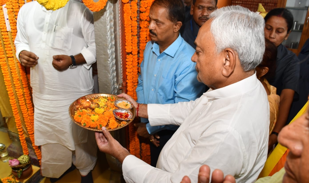 CM Nitish Kumar ने गर्दनीबाग ठाकुरबाड़ी एवं पटना सिटी स्थित श्री चित्रगुप्त आदि मंदिर में भगवान चित्रगुप्त की पूजा-अर्चना की