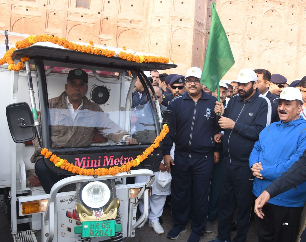 CM Nayab Singh Saini ने कुरुक्षेत्र में व्यापक 'स्वच्छ कुरुक्षेत्र महासफाई अभियान' का शुभारंभ किया