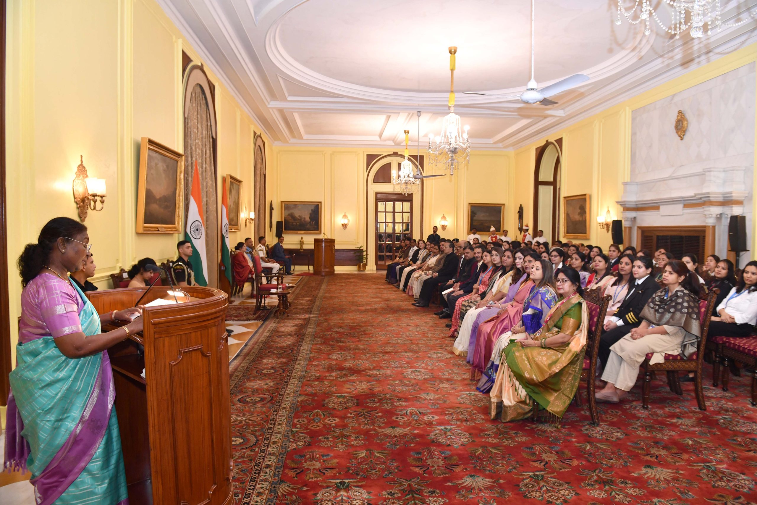 President Droupadi Murmu ने भारतीय विमानन क्षेत्र की सफल महिला अधिकारियों से मुलाकात की