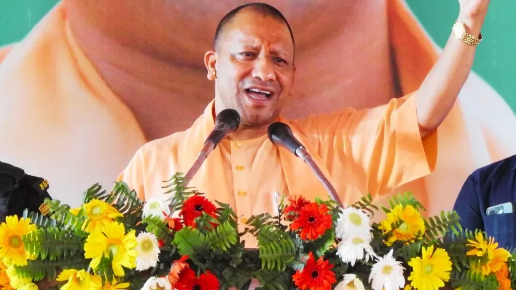 CM Yogi Adityanath ने प्रतियोगिता की विजेता टीम उ0प्र0 को 02 लाख रु0 एवं ट्रॉफी प्रदान कर पुरस्कृत किया