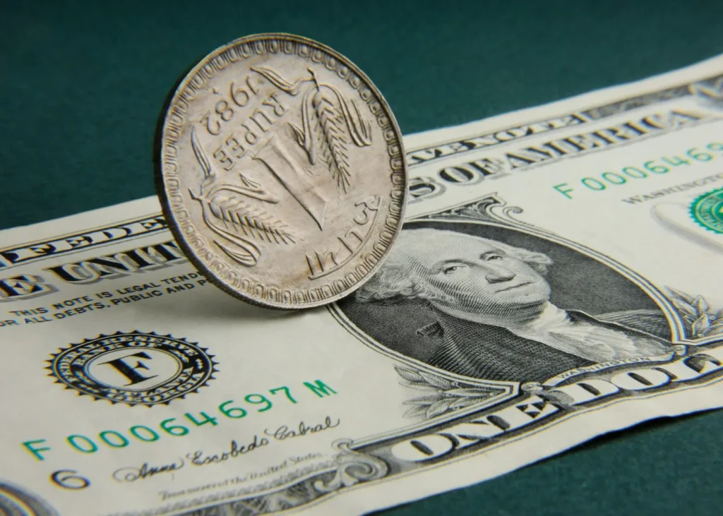 Rupee Vs Dollar: रुपये के मुकाबले अमेरिकी डॉलर में लौटी तेजी, 25 पैसे उछलकर 86.33 पर बंद