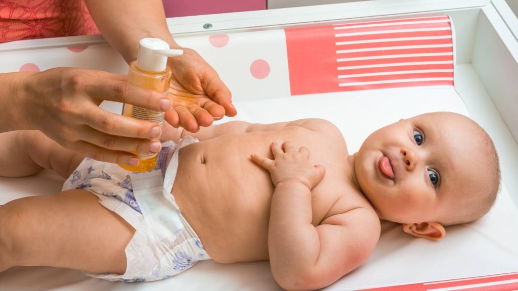 Baby Massage Oil Benefits: बच्चे को हर दिन मालिश करने की आवश्यकता क्यों है? डॉक्टर से पूछें कि शिशु की सेहत के लिए कौन से तेल बेहतर हैं