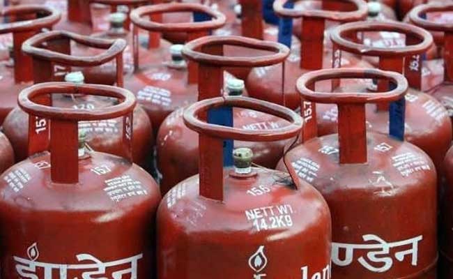 Business news: 1 मार्च से LPG सिलेंडर से म्यूचुअल फंड और एफडी तक आम आदमी की जेब पर दिखेंगे ये 5 बड़े बदलाव Business news: 1 मार्च से LPG सिलेंडर से म्यूचुअल फंड और एफडी तक आम आदमी की जेब पर दिखेंगे ये 5 बड़े बदलाव