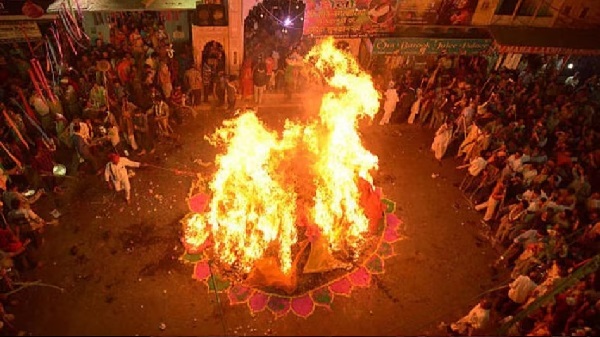 Holika Dahan 2025: होलिका दहन का सही मुहूर्त और भद्रा काल समय जानें Holika Dahan 2025: होलिका दहन का सही मुहूर्त और भद्रा काल समय जानें