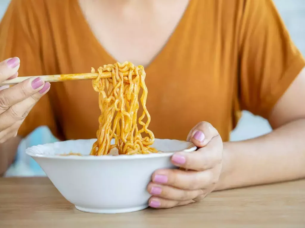 Instant noodles side effects: नूडल्स की कितनी मात्रा सेहत के लिए नुकसानदायक हो सकती है, आइए जानते हैं 
