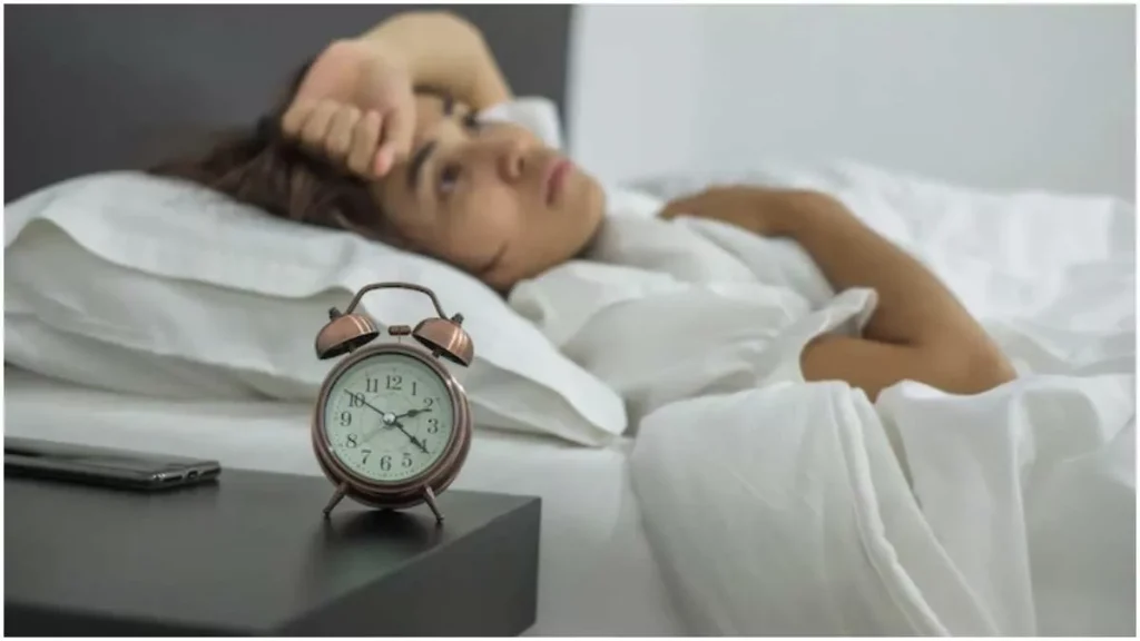 LIfestyle Tips: यदि आपकी भी आधी रात में खुल जाती है नींद, तो क्या करना सही है? आइये जानते है