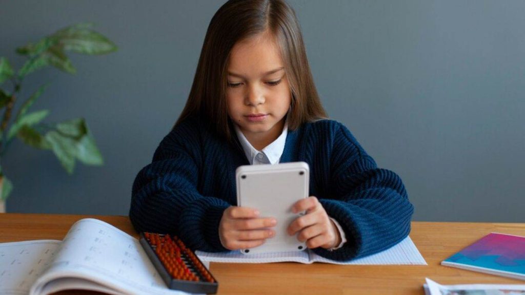 Screen Time Side Effects: अगर आप हर दिन एक घंटे से अधिक समय मोबाइल फोन देखते हैं, तो सावधान रहिए। रिपोर्ट में डराने वाली जानकारी