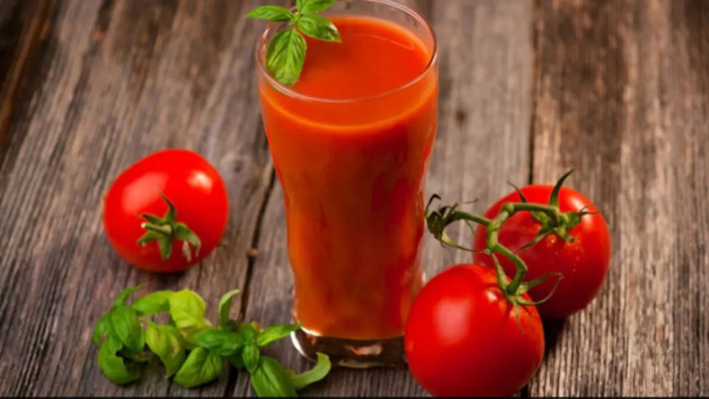 Tomato Juice Benefits: टमाटर का जूस हर दिन पीने के ये अद्भुत लाभ आप जानकर हैरान हो जाएंगे