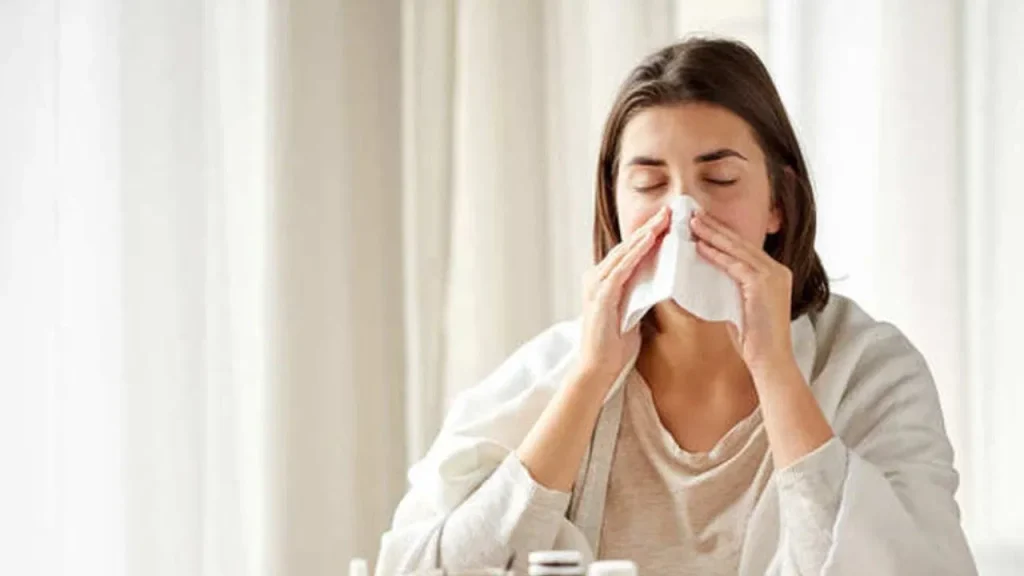 Health Tips: बदलते मौसम के चलते आपका गला जकड़ गया है? ये घरेलू उपाय आएंगे आपके काम।