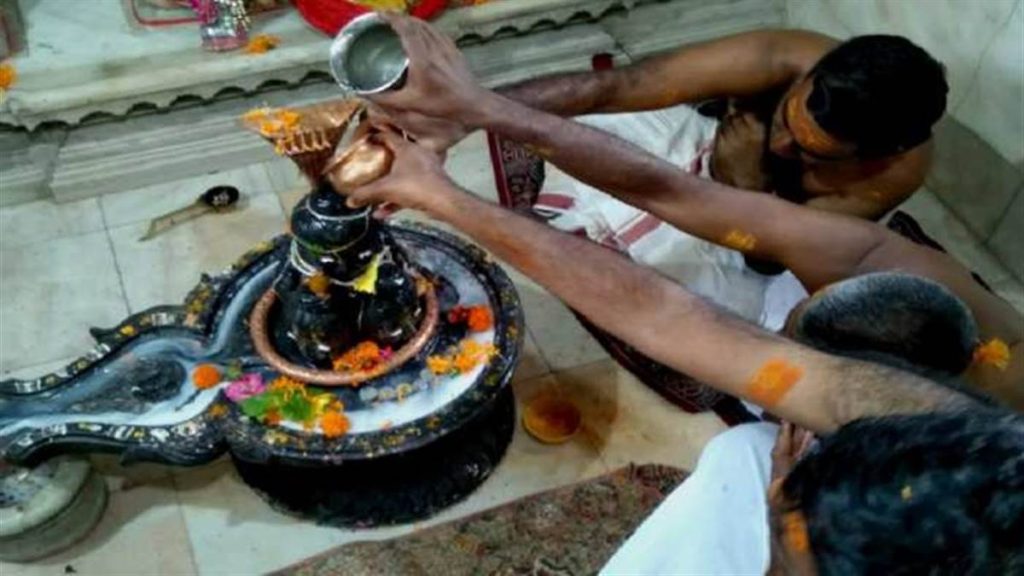 Shivling Puja Vidhi: जाने किस दिशा में खड़े होकर जल शिवलिंग पर चढ़ाएं, तो भगवान शिव आपकी हर इच्छा पूरी कर देंगे। Shivling Puja Vidhi: जाने किस दिशा में खड़े होकर जल शिवलिंग पर चढ़ाएं, तो भगवान शिव आपकी हर इच्छा पूरी कर देंगे।