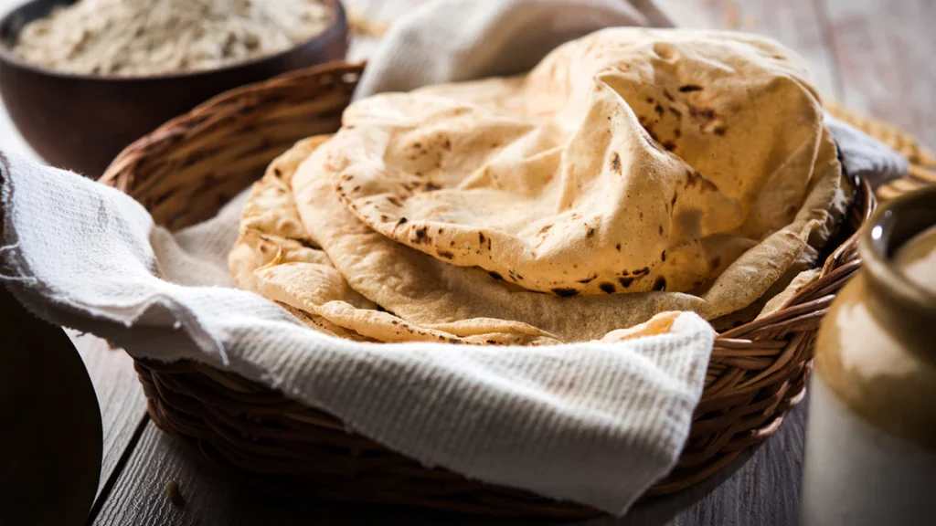 Stale Roti Benefits: क्या बासी रोटी में वास्तव में अच्छे बैक्टीरिया होते हैं, और किन लोगों के लिए फायदेमंद हैं.