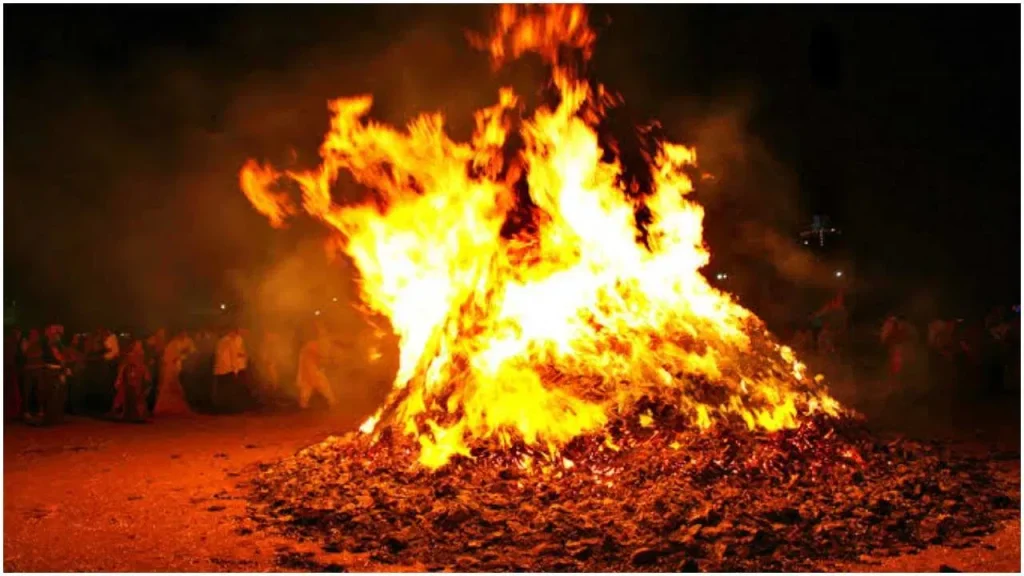 Holika Dahan 2025: राशि अनुसार ये चीजें होलिका दहन में डालें, आपको सुख, समृद्धि और सौभाग्य मिलेगा।
