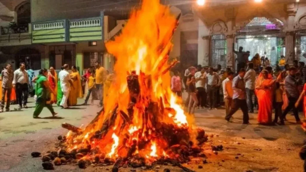 Holika Dahan 2025: भद्रा में होलिका दहन करने का क्या प्रभाव पड़ता है? Holika Dahan 2025: भद्रा में होलिका दहन करने का क्या प्रभाव पड़ता है?