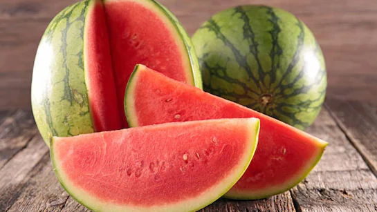 Best Way Eat Watermelon: सावधान रहें अगर आप भी ऐसे खा रहे हैं तरबूज! ये आदतें बना सकती हैं बीमार Best Way Eat Watermelon: सावधान रहें अगर आप भी ऐसे खा रहे हैं तरबूज! ये आदतें बना सकती हैं बीमार
