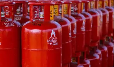 LPG Gas Price: पेट्रोल और डीजल के बाद LPG गैस की कीमत भी बढ़ गई है, सरकार ने इसे 50 रुपये महंगा किया। LPG Gas Price: पेट्रोल और डीजल के बाद LPG गैस की कीमत भी बढ़ गई है, सरकार ने इसे 50 रुपये महंगा किया।