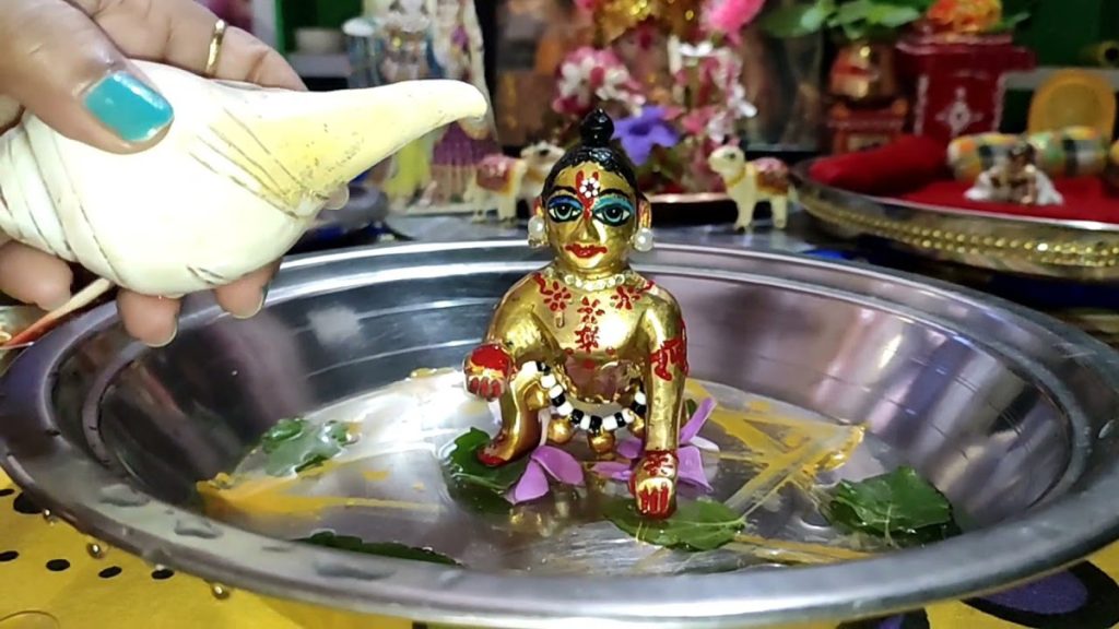 Laddu Gopal Snan: तन, मन और आत्मा की शुद्धि के लिये लड्डू गोपाल को स्नान करने के बाद बचे हुए जल का उपयोग करें