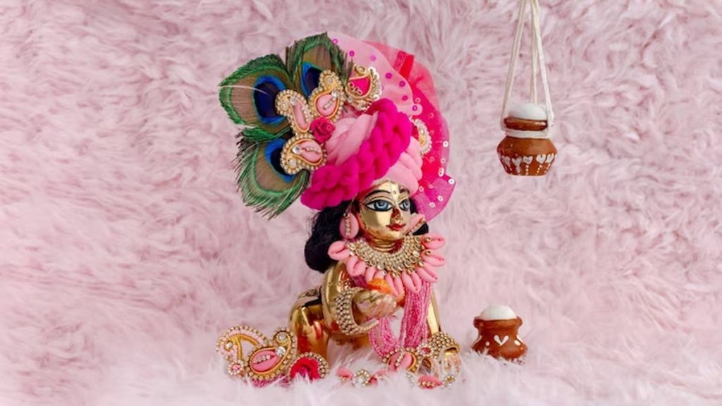Laddu Gopala Seva Niyam: लड्डू गोपाल को साथ लेकर घूमना सही या गलत है? जानें एक नियम